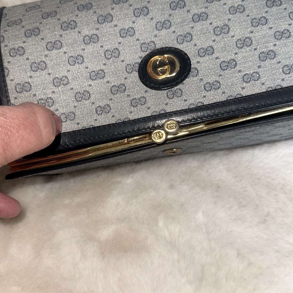 Gucci GG Supreme Kisslock Wallet - Picture 3 of 16